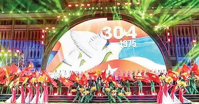 Lời bài hát “Đất Nước Trọn Niềm Vui” được hiển thị trên nền hình ảnh đất nước Việt Nam thống nhất.